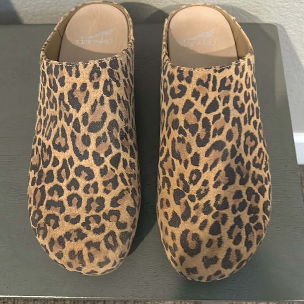 Women’s Dansko Brenda clog, size 39 in leopard suede.